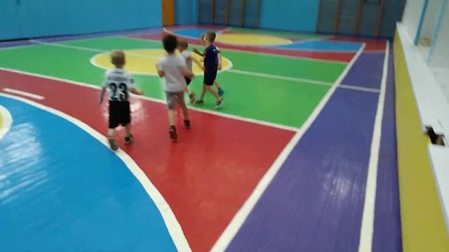 ФУТБОЛ. ТРИ НА ТРИ. ХОЧЕШЬ СОБРАТЬ МАЛЬЧИШЕК В ОДНОМ МЕСТЕ, ДАЙ ИМ МЯЧ! смотреть онлайн