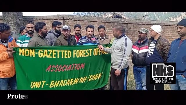 Attack on a forester by Timber Mafias Protest at Bhaderwah смотреть онлайн
