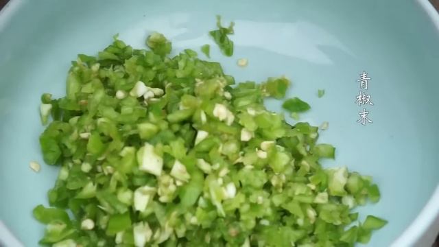 徒手抓只5斤重的鴨子，老弟加點蘿蔔一燉，咸鮮下飯，哥倆吃爽了！ 【鐵鍋視頻】 смотреть онлайн