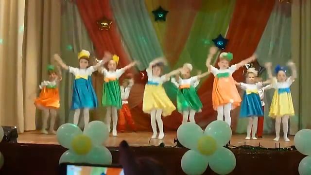 Ансамбль "КОНФЕТТИ" - "А у нас во дворе..." смотреть онлайн