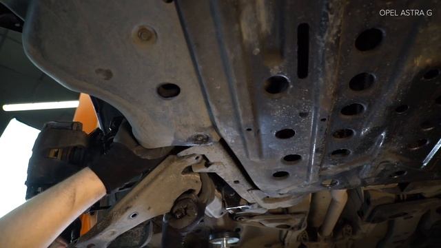 Jak wymienić przednim wahacz w OPEL ASTRA-G 1 (F48_,F08_) [PORADNIK AUTODOC] смотреть онлайн