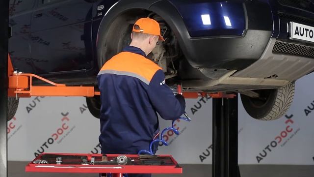 Så byter du bromsskivor fram och bromsbelägg på Land Rover Freelander 1 смотреть онлайн