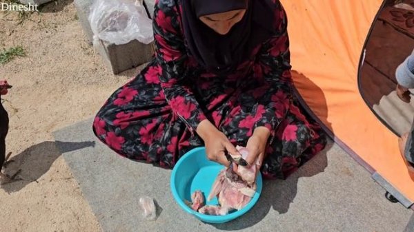 "Hope of a single mother: installing doors 🌳and windows of the cottage"