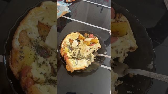 Рубрика кушаем с Катюшей из одной чашки, Пмлет с сосисками с зеленью и картошкой смотреть онлайн