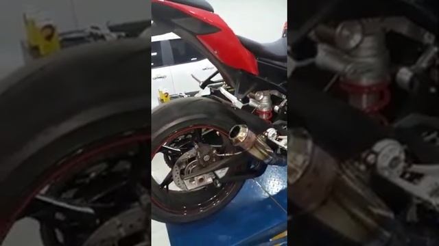 BMW S1000 RR soltando fogo - só pipoco. смотреть онлайн