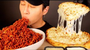 ГОТОВЛЮ И КУШАЮ ОГНЕННО ОСТРУЮ ЛАПШУ И СУПЕР СЫРНУЮ ПИЦЦУ #asmr #асмр #пицца #сыр #лапша