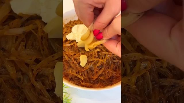 Это просто безумие! Лук паприку и базилик соль и масло перемешиваю добавляю сыр чеснок и в духовку смотреть онлайн