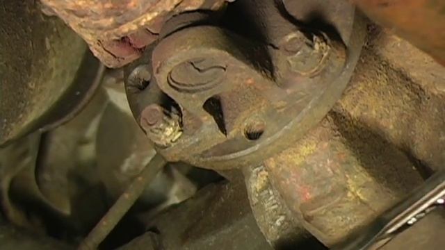 Replacing a Rear Axle U Joint : Removing Retaining Bolts from a Drive Shaft смотреть онлайн