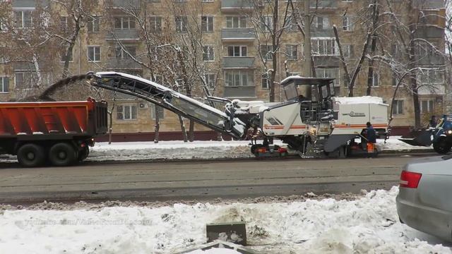 Асфальтоуборочный комбайн за работой // 2016 смотреть онлайн