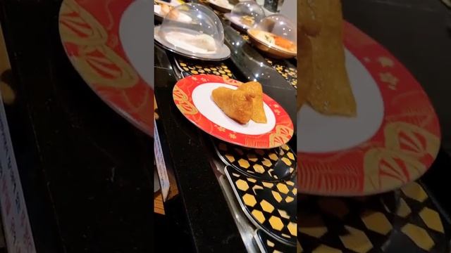 Подача суши в ресторане Ю.Кореи. смотреть онлайн