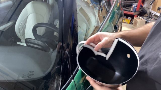Installing Black Jack Roof Decal And Side Mirrors To A 2022 Mini Cooper SE смотреть онлайн