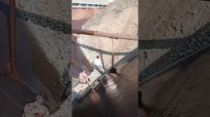 Строительство, разгрузка баржи