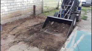 Задумали залить бетоном площадку под авто, выравниваем грунт мини погрузчиком. Жизнь в деревне