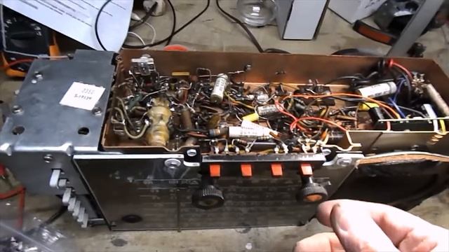 Zenith Trans-Oceanic R600 Part 1: Installing a FILT-R-PAK 60+ Power Supply and Complete Recapping смотреть онлайн