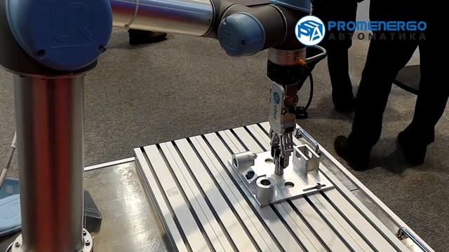 Universal Robots UR5 показывает свою точность, вставляя детали смотреть онлайн