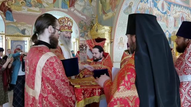 Вручение богослужебно-иерархических наград к празднику Пасхи в Троицком храме Йошкар-Олы смотреть онлайн