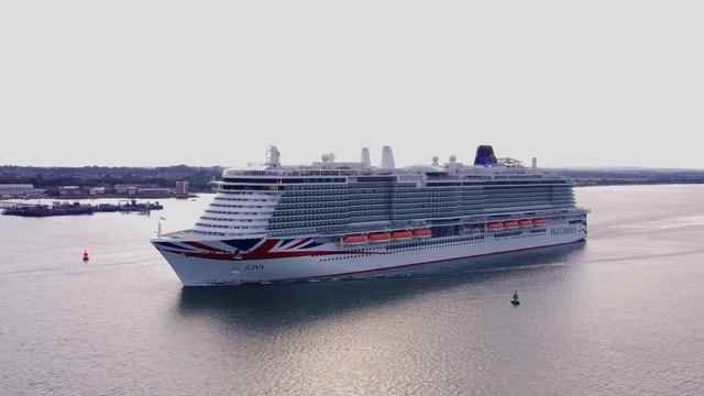 Queen Elizabeth and Iona Sail from Southampton смотреть онлайн