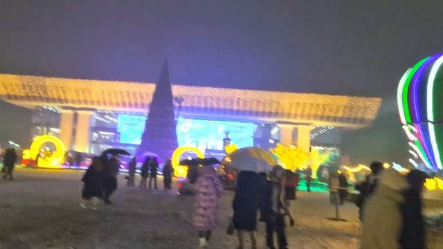 Новогодняя погода в Алматы. Площадь Абая, Дворец Республики. Концерт ABBA. Almaty walking and musi смотреть онлайн