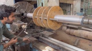 Вал ротора на токарном станке для щековой дробилки.