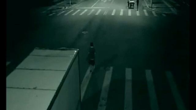 В Китае камера зафиксировала как ангел спас мотоциклиста смотреть онлайн