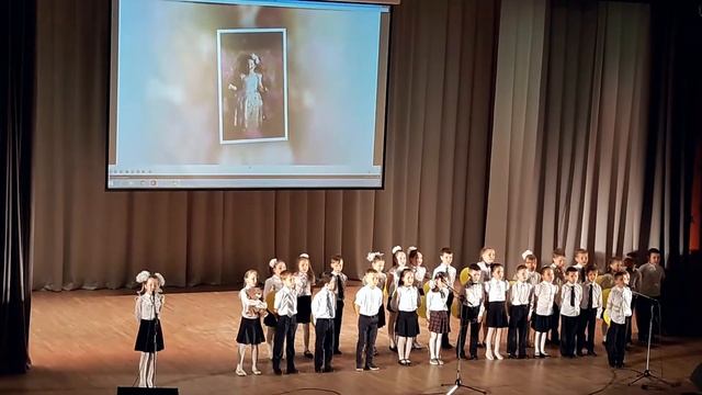Софья Байдимирова (7 лет) и хор 1 "Ж" класса - Не отнимайте солнце у детей смотреть онлайн