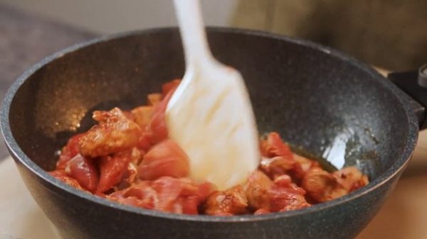 Индейка с овощами на сковороде