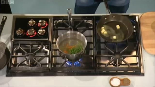 James Martin cooks Lobster ravioli with lobster sauce for Emma Bunton смотреть онлайн