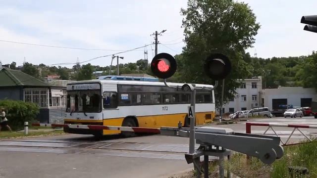 видео Безопасность на железнодорожных переездах смотреть онлайн