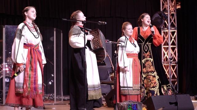 Алёна Петровская и вокальное трио 