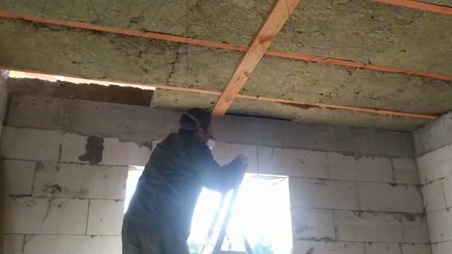 УТЕПЛЕНИЕ ЧЕРДАЧНОГО ПЕРЕКРЫТИЯ СВОИМИ РУКАМИ. УЖЕ ПРОВЕРЕНО ПЕРВЫМИ ХОЛОДАМИ. смотреть онлайн