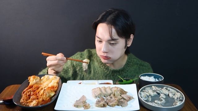 SUB)굴보쌈 김장김치 먹방! Oysters Bossam Kimjang Kimchi Mukbang! ASMR смотреть онлайн