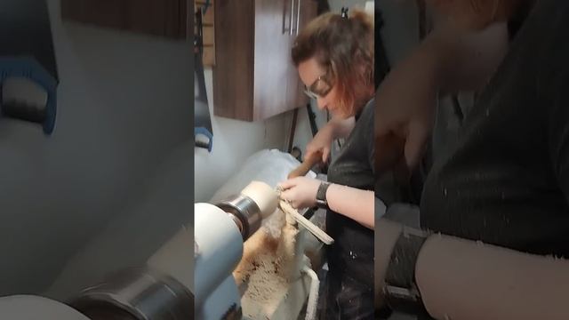 Хрупкая девушка уверенно выбирает полость на токарном станке по дереву смотреть онлайн