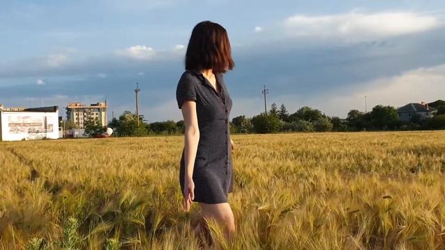 Видео в поле! Круче Белуччи! смотреть онлайн