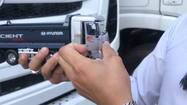 MÔ HÌNH XE BEN HYUNDAI XCIENT PRO DUMP 1:32