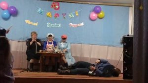 Сценка к 8 Марту три девицы за столом попивали чай с медком