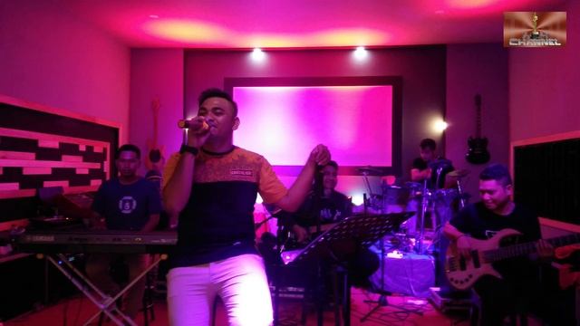 Mengapa Tak Pernah Jujur - Pance F Pondaag - Cover Espresso Band (Live Music Warkop Kawan Lama) смотреть онлайн