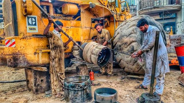 Как опытные механики ремонтируют колесный тандем Caterpillar и меняют комплект уплотнений смотреть онлайн