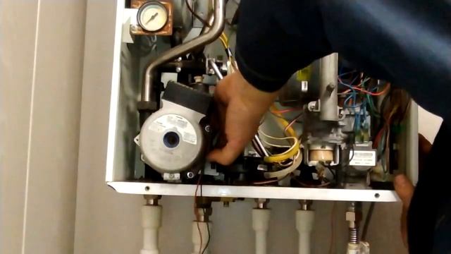 Опять трехходовой клапан котла Navien.Замена микропереключателей (концевиков).Ремонт за 300 рублей! смотреть онлайн