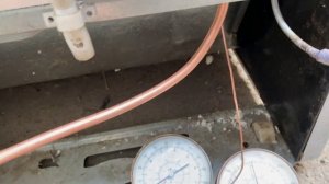 Холодильник Атлант с утечкой фреона в запененной части и влагой в системе.