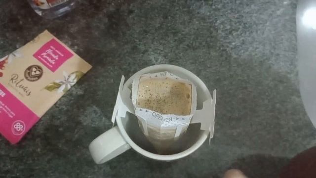 Provando o famoso ' café de saquinho '😋😋 #café #rotinadolar #estilodevida смотреть онлайн
