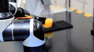 Робот бармен готовит вкусные коктейли