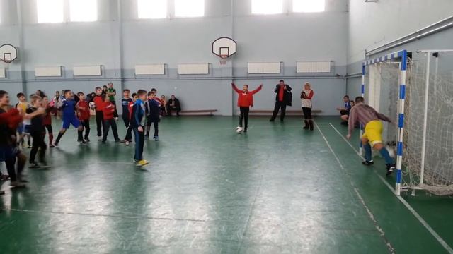 Решающий гол. Хотов. ДЮСШ-15 футбол "Отцы и дети" смотреть онлайн