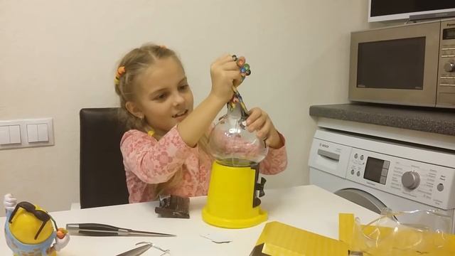 Открываю диспенсер для конфет Эм энд Эмс - unboxing M&M's Dispenser The Real working coin bank смотреть онлайн