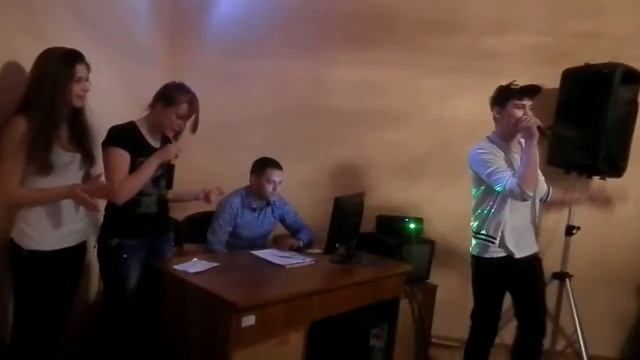 Читает рэп под Битбокс смотреть онлайн