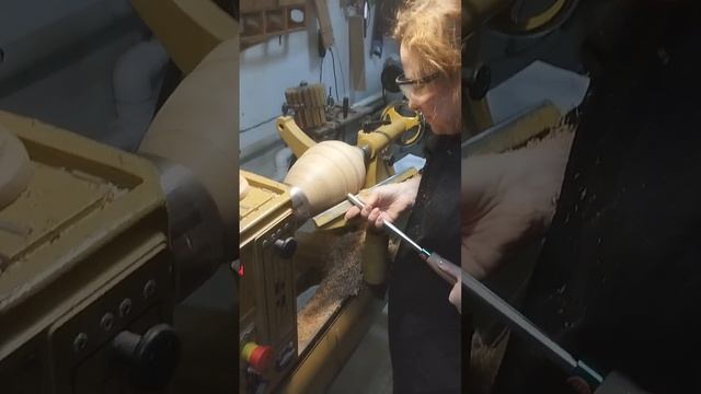 Точим дубовую вазу сверх острыми резцами. смотреть онлайн