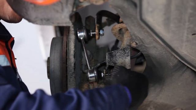 Kā nomainīt aizmugurējā stabilizatora atsaite Audi A6 | Pamācība HD смотреть онлайн