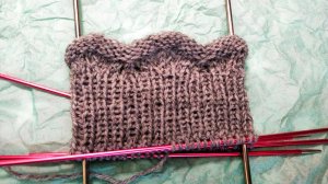 Нескучные носки. Оборочка на носочки спицами. Красивая резинка на носки.