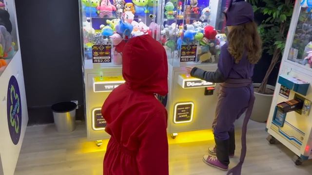 TODOS OS FILHOS DE TODOS OS SUPER VILÕES VÃO MORAR NA LOJA DE MÁQUINAS DE PEGAR PELÚCIAS MINI VILÕE смотреть онлайн