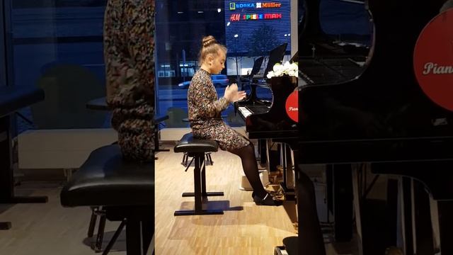 охота на моль sophie weiss 2018 Jagd au die motte смотреть онлайн