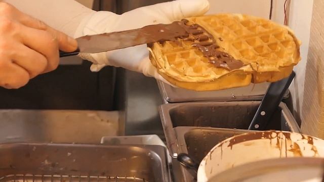 홍대의 뉴텔라 딸기 크림 와플 / Strawberry cream waffle - Korean street food смотреть онлайн